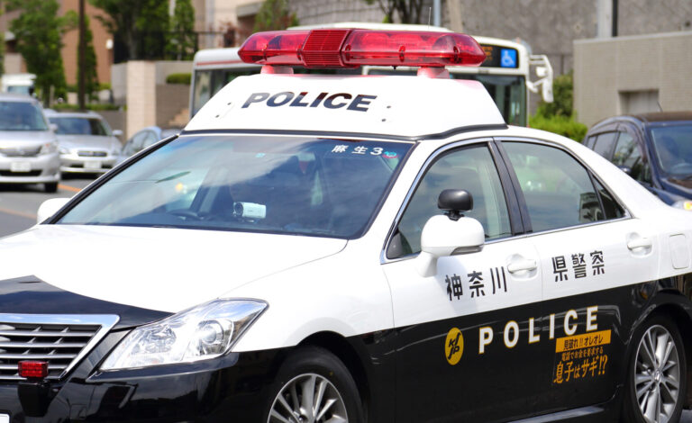 TOYOTA_CROWN_(S200)_Patrol_Car_(right-Side)