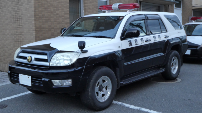 Toyota_HiLux_Surf_(N210),_Fukushima_Prefectural_Police_vehicle,_2018