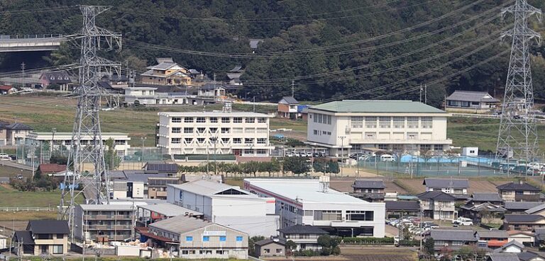 800px-Seki_City_Shimouchi_Junior_high_school