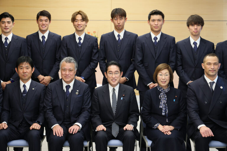 Fumio_Kishida_with_Japan_National_Football_Team_after_Qatar_World_Cup_(5)