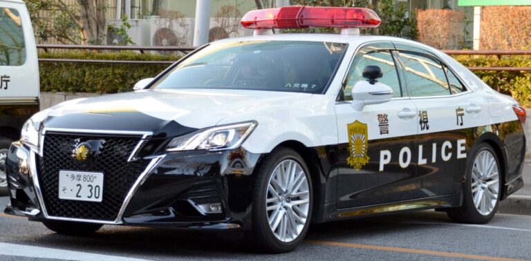 Tokyo_Metropolitan_Police_Department_Toyota_Crown_Patrol_Car_GRS214