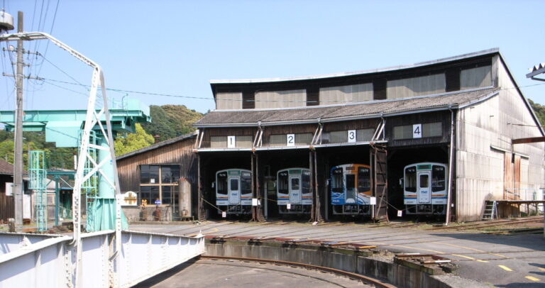 Tenryū-Futamata_Turntable_and_Roundhouse