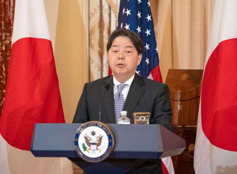 Japão reage a tarifas de Trump com protesto e apelo por isenção