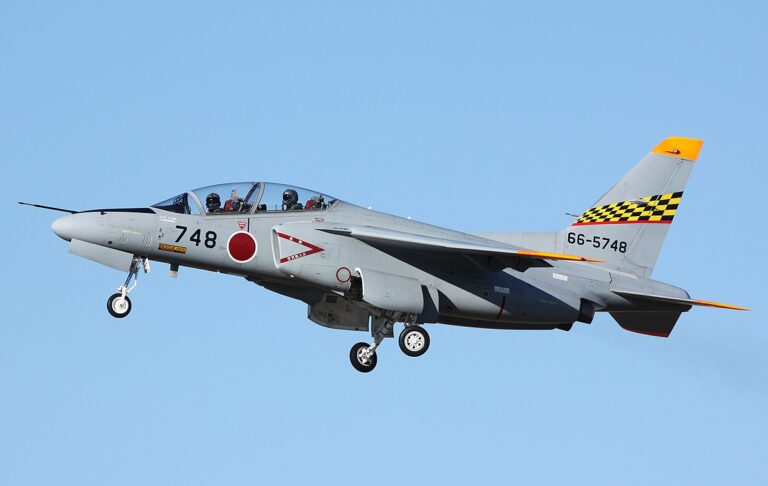 1200px-20171009133407!66-5748_Kawasaki_T-4_Sotai_Shireibu_(cropped)