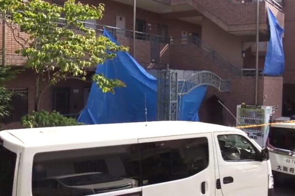 Casal é encontrado morto em apartamento em Osaka após briga; filha de 5 anos pede socorro
