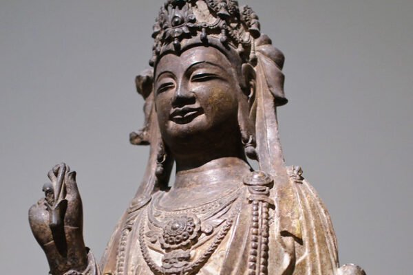 Estátua budista centenária roubada retorna ao templo no Japão após 13 anos
