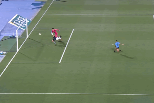 Gol-contra bizarro do Yokohama FC viraliza e garante virada do Frontale na J1