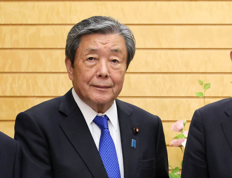 Hiroshi_Moriyama,_Fumio_Kishida_and_Taku_Eto