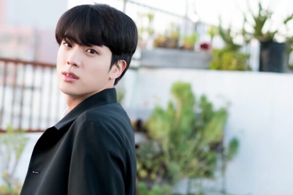 Japonesa é denunciada na Coreia do Sul por beijar membro do BTS