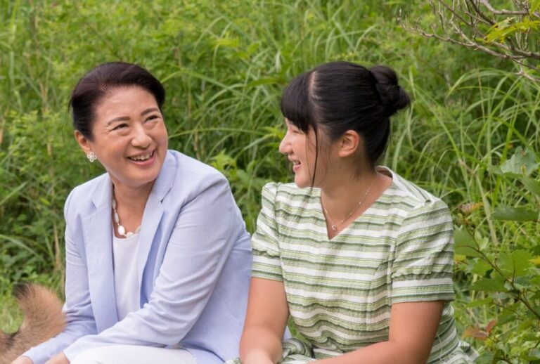 Naruhito,_Masako_and_Aiko_in_Tochigi_Prefecture