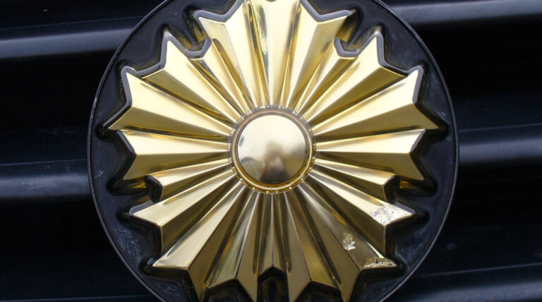 The_Asahikage_insignia_of_Tokyo_Metropolitan_Police_Department_on_the_grille_of_a_police_automobile