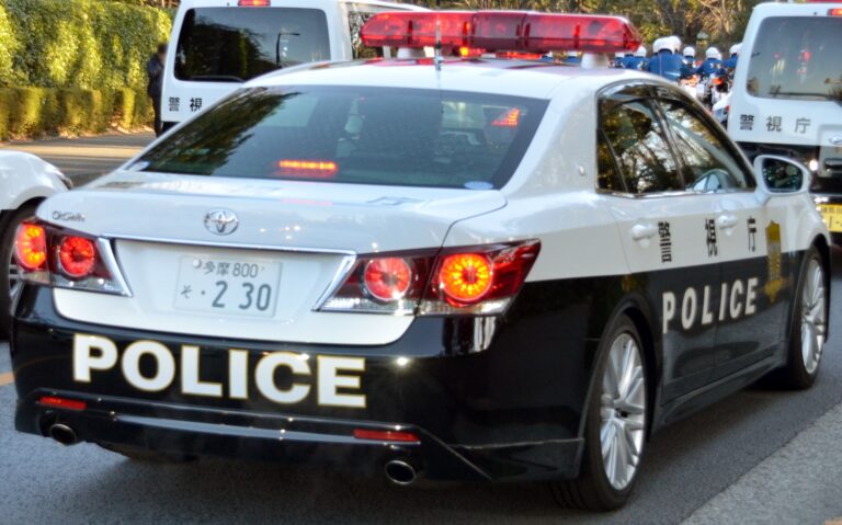 Tokyo_Metropolitan_Police_Department_Toyota_Crown_Patrol_Car_GRS214_rear