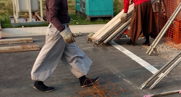 Workers_in_tobi_pants