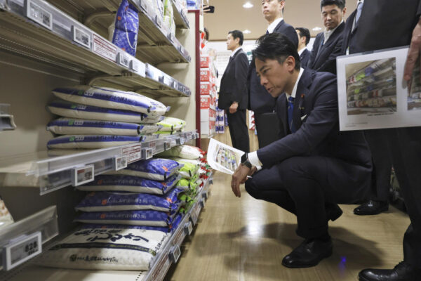 Japão inicia venda direta de estoques públicos de arroz para conter alta dos preços
