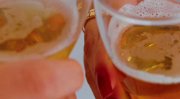 Cresce o alcoolismo entre mulheres no Japão e expõe estigma e falta de apoio