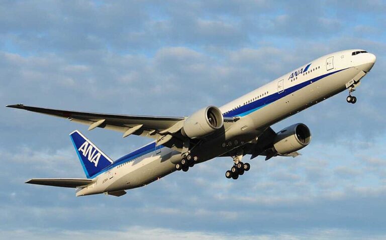 Air_Japan_(JA803A)_Boeing_787-8_Dreamliner_at_Narita_International_Airport_(NRT)