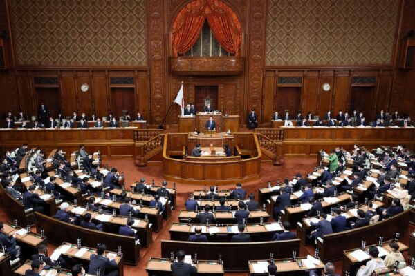 Japão aprova reforma da previdência e remove limite de renda