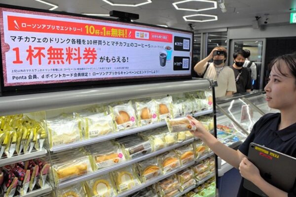 Lawson inaugura loja futurista em Tóquio com IA, robô fritador e anúncios personalizados loja futurista Lawson