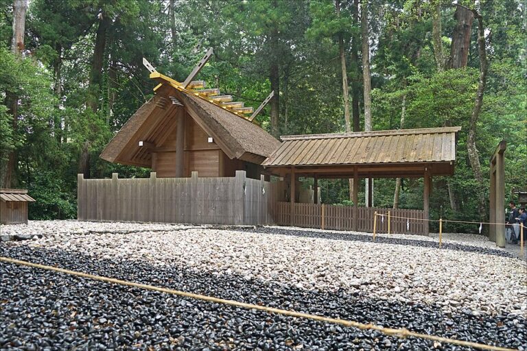 Le_sanctuaire_shinto_Kazahinomi_no_miya,_dédié_au_vent_divin_Kamikazé_(grand_sanctuaire_d'Ise,_Japon)_(28255741157)