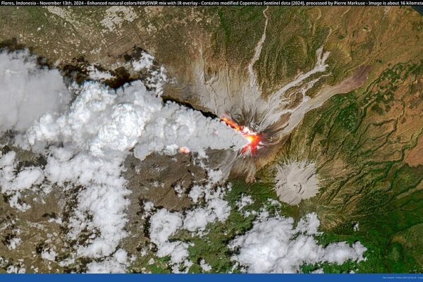 Vulcão Lewotobi entra em erupção na Indonésia com coluna de cinzas de 16 km de altura