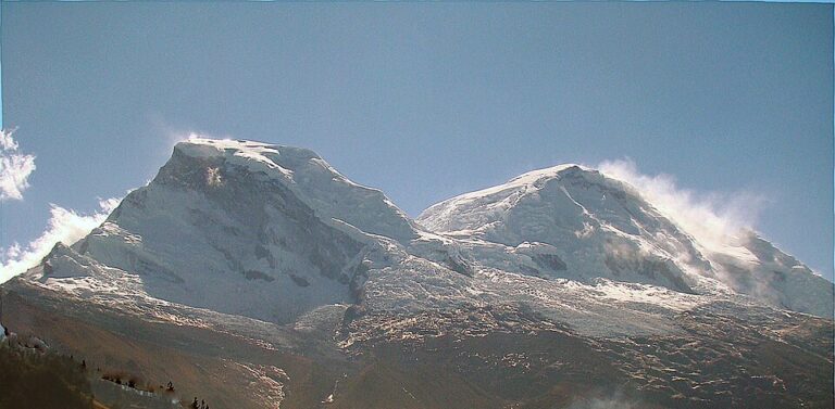 Nevado_Huascaran,_Cordillera_Blanca,_Peru_(25382453515)