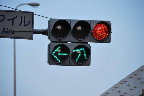 Sinais de trânsito no Japão confundem motoristas com luzes azuis e setas verdes