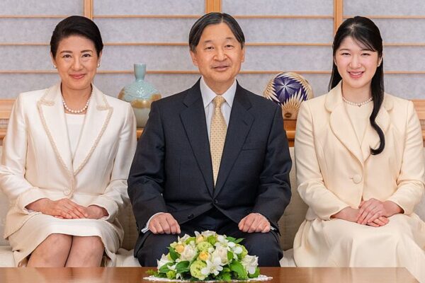 Imperador Naruhito visita Okinawa com princesa Aiko em homenagem às vítimas da guerra
