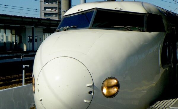 Pane em trem-bala paralisa serviço por mais de 5 horas entre Tóquio e o nordeste do Japão