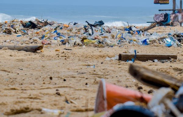 Mais de 70 países pedem metas globais para reduzir produção de plásticos nos oceanos