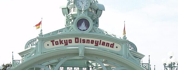 Tokyo Disney Resort inicia verão com show de banda e muita água