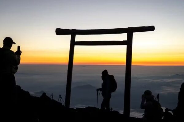 Americanos são resgatados no Monte Fuji após ignorarem restrições e subirem sozinhos fora da temporada