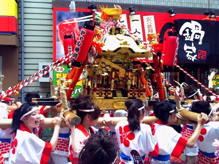 Gal_Mikoshi_2010-1