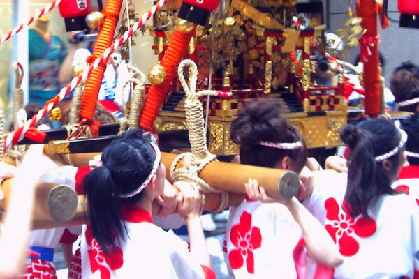 Mulheres energizam Osaka em tradicional desfile “Gal Mikoshi” antes do Festival Tenjin