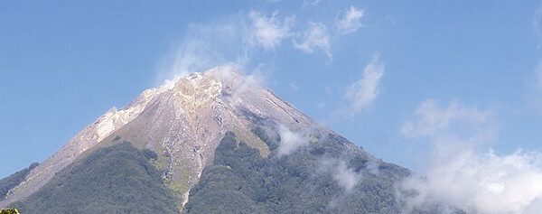 Grande erupção vulcânica atinge ilha de Flores, na Indonésia
