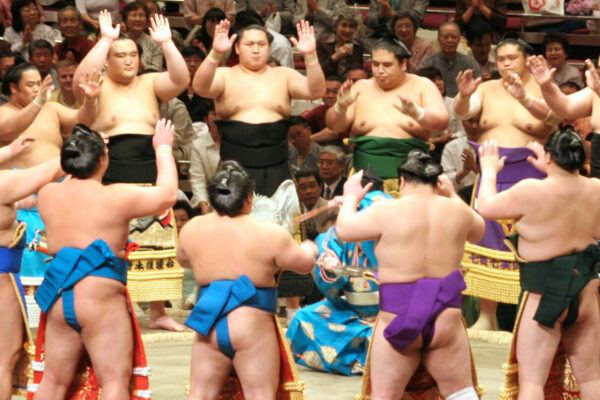Ucraniano Aonishiki surpreende e derrota yokozuna Hoshoryu no Torneio de Sumô em Nagoya
