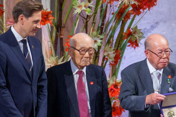 Nobel e sobreviventes de bombas atômicas pedem que jovens japoneses levem adiante a luta pela paz