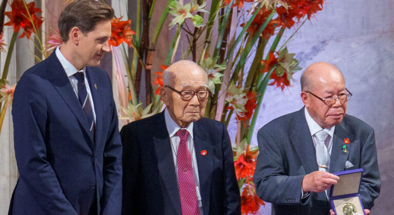Jørgen_Watne_Frydnes_awarding_Terumi_Tanaka,_Shigemitsu_Tanaka,_and_Toshiyuki_Mimaki_at_2024_Nobel_Peace_Prize_Ceremony_6_(cropped)
