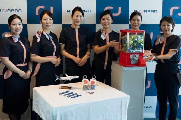 AirJapan instala máquina de “gacha” dentro de aviões em promoção inédita para passageiros