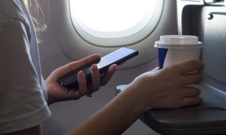 celular no aviao