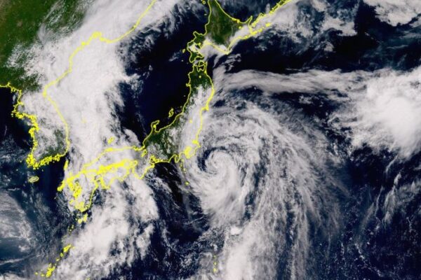 Tempestade tropical Krosa avança sobre o Japão com ventos fortes e risco de chuvas intensas