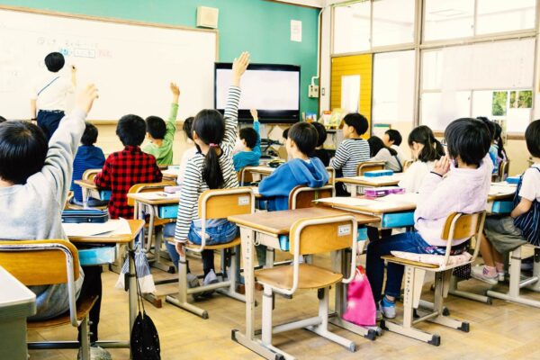 Após ataque fatal de urso em Hokkaido, escolas reforçam segurança e pais acompanham alunos