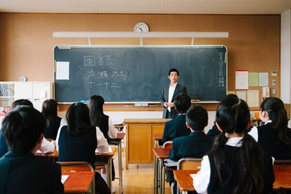 Japão aprova ensino médio gratuito, mas especialistas alertam para crise nas escolas públicas