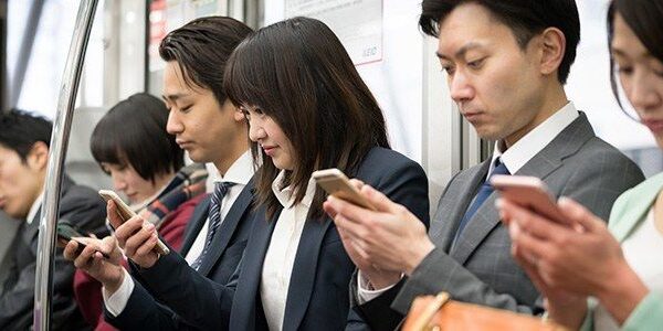 Japão abre primeira clínica especializada em “Demência por Smartphone” diante do crescente impacto digital na cognição