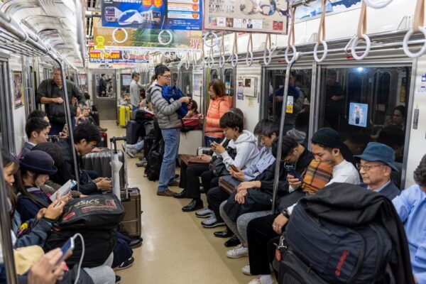 Pesquisa revela os comportamentos mais irritantes no trem para os japoneses e como eles lidam com isso