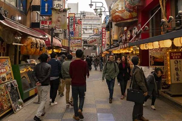 Restaurantes em Osaka oferecem comida grátis e brindes para jovens que votarem