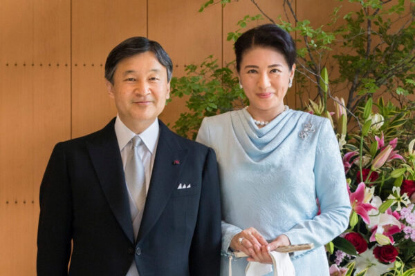 Imperador do Japão homenageia mortos da guerra e pede paz duradoura em cerimônia