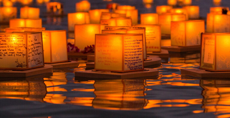 Hawaii_Lantern_Floating_Ceremony_2016_(27299206121)