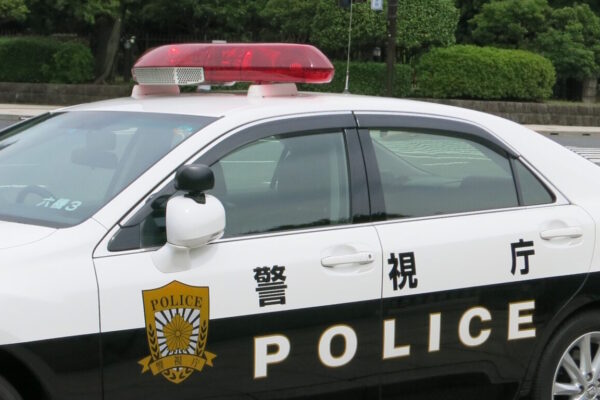 Homem é preso após esfaquear mulher desconhecida em prédio residencial em Kobe