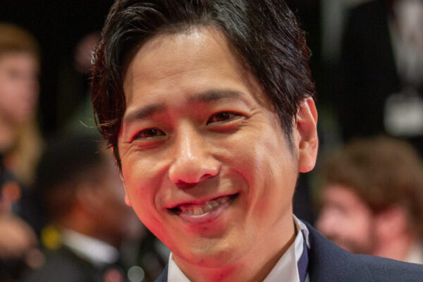 Kazunari Ninomiya, do Arashi, faz arremesso cerimonial no Tokyo Dome