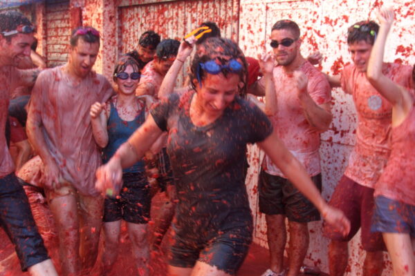 Espanhóis celebram 80 anos da “Tomatina”, a maior guerra de tomates do mundo